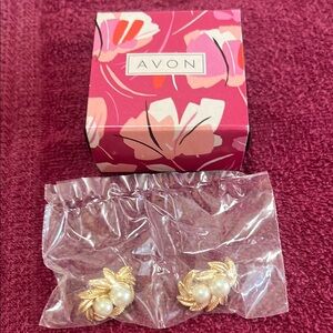 Avon iconic Gold Leaf Pearl Earrings